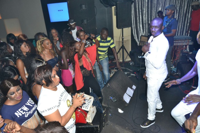 Un Pape Diouf redoutable sur la scène du Baramundi. Regardez Un Pape Diouf redoutable sur la scène du Baramundi. Regardez