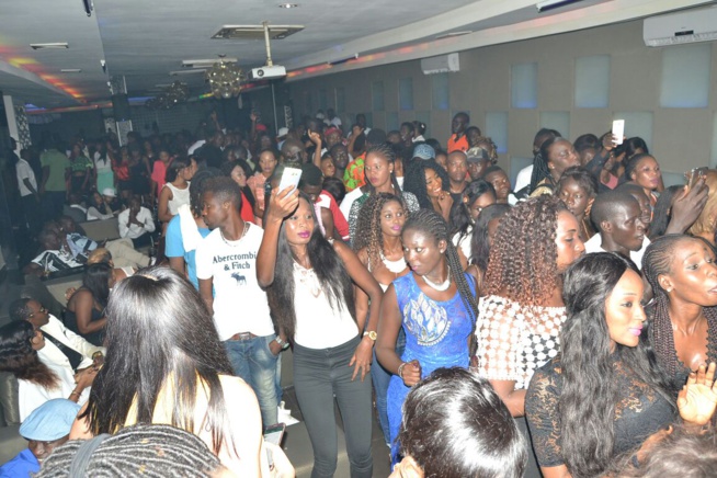 Un Pape Diouf redoutable sur la scène du Baramundi. Regardez Un Pape Diouf redoutable sur la scène du Baramundi. Regardez