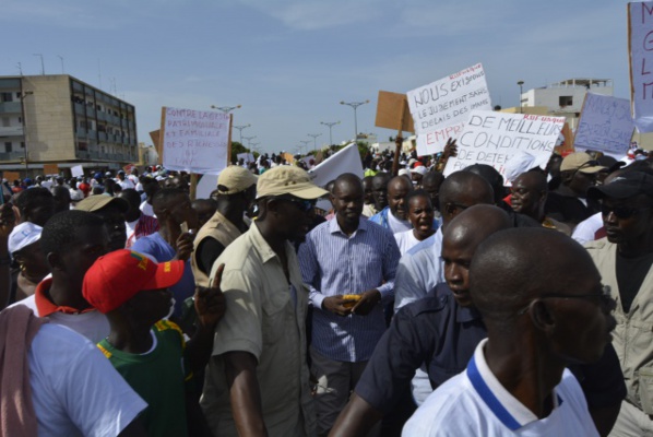 La police disperse la marche des opposants...Réfugié à la Rts, Oumar Sarr du Pds fuit avec le micro de leral... La police disperse la marche des opposants...Réfugié à la Rts, Oumar Sarr du Pds fuit avec le micro de leral...