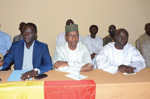 Après les échauffourées de la marche d'hier, les leaders du Fds/Mà nkoo Wattu Senegal étaient en réunion, dans la soirée, chez le coordonnateur, El Hadji Malick Gakou pour faire le point Après les échauffourées de la marche d'hier, les leaders du Fds/Mà nkoo Wattu Senegal étaient en réunion, dans la soirée, chez le coordonnateur, El Hadji Malick Gakou pour faire le point