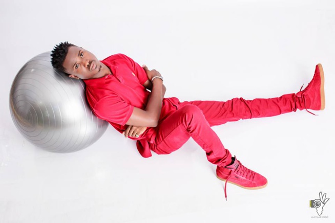 Dip Doundou Guiss très classe tout en Rouge