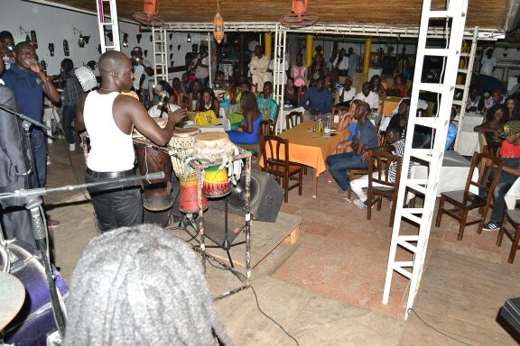 Presentation de son album international, Bakane Seck et le "Dieré Diéré" explosent le juste 4U. REGARDEZ Presentation de son album international, Bakane Seck et le "Dieré Diéré" explosent le juste 4U. REGARDEZ
