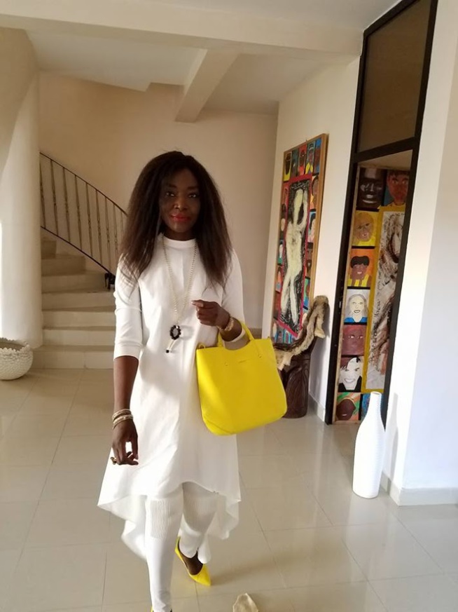 Coumba Gawlo en blanc et jaune dans toute sa splendeur Coumba Gawlo en blanc et jaune dans toute sa splendeur