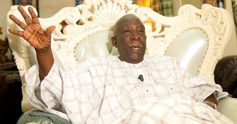 Malade, le doyen El Haj Mansour Mbaye évacué en France Malade, le doyen El Haj Mansour Mbaye évacué en France