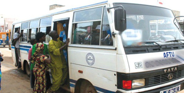 Après avoir commis un vol dans un bus Tata : Le voleur se met à poil publiquement pour prouver sa bonne foi Après avoir commis un vol dans un bus Tata : Le voleur se met à poil publiquement pour prouver sa bonne foi