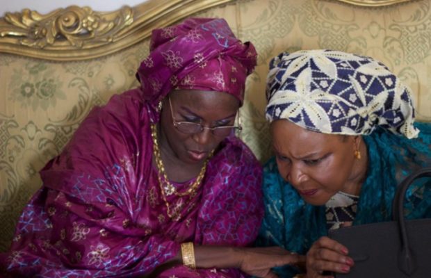 Baptême chez Amsatou Sow Sidibé: Aida Diongue révèle leur parenté et crée une vive émotion Baptême chez Amsatou Sow Sidibé: Aida Diongue révèle leur parenté et crée une vive émotion