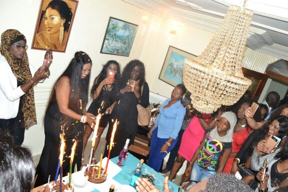 Quand l'épouse du couturier des star Pape Seck Touba Couture souffle une bougie de plus voila ce que ça donne. REGARDEZ Quand l'épouse du couturier des star Pape Seck Touba Couture souffle une bougie de plus voila ce que ça donne. REGARDEZ