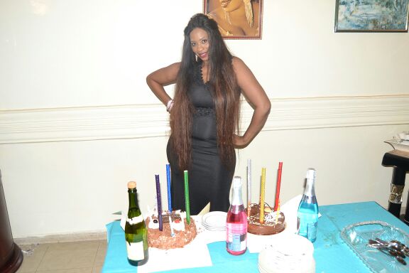 Quand l'épouse du couturier des star Pape Seck Touba Couture souffle une bougie de plus voila ce que ça donne. REGARDEZ Quand l'épouse du couturier des star Pape Seck Touba Couture souffle une bougie de plus voila ce que ça donne. REGARDEZ