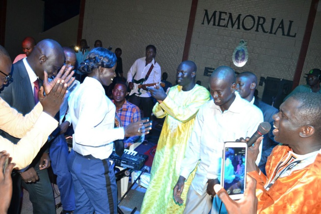 Fatick, Pape Diouf métamorphose les gendarmes en "Mbeundeukatt". Regardez Fatick, Pape Diouf métamorphose les gendarmes en "Mbeundeukatt". Regardez