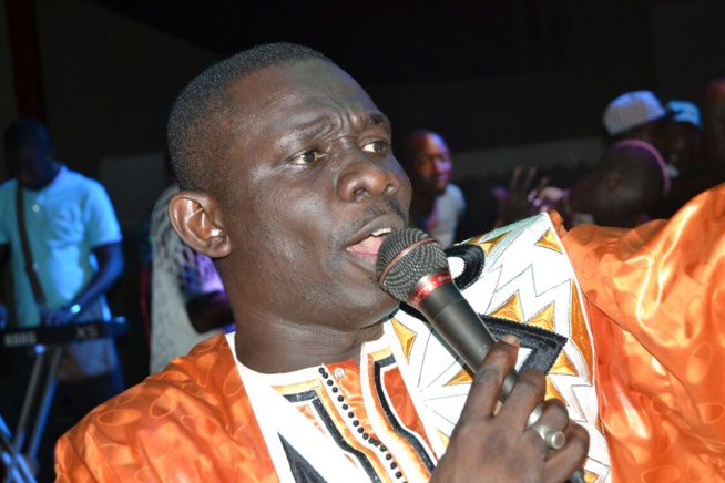 Fatick, Pape Diouf métamorphose les gendarmes en "Mbeundeukatt". Regardez Fatick, Pape Diouf métamorphose les gendarmes en "Mbeundeukatt". Regardez