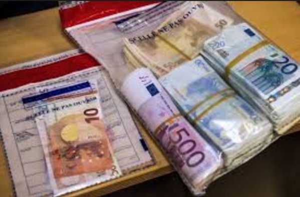Trafic de devises : Une Sénégalaise alpaguée avec 400 000 euros à Paris Trafic de devises : Une Sénégalaise alpaguée avec 400 000 euros à Paris