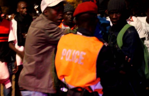 Audio: Accusés d’escroquerie – Un vigile de la Sen Tv et son présumé complice arrêtés par la police de Yeumbeul Audio: Accusés d’escroquerie – Un vigile de la Sen Tv et son présumé complice arrêtés par la police de Yeumbeul