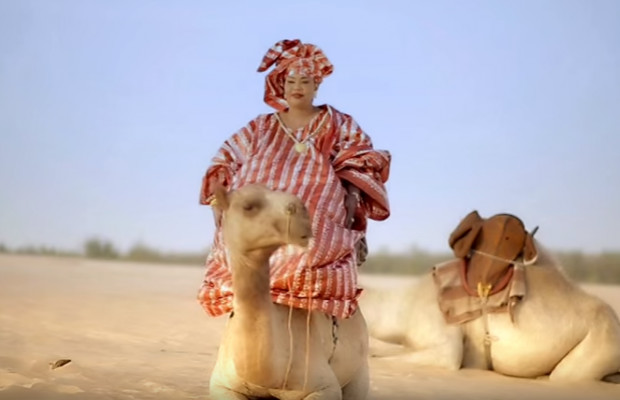 Fatou Guéweul sur le dos du chameau!! Fatou Guéweul sur le dos du chameau!!