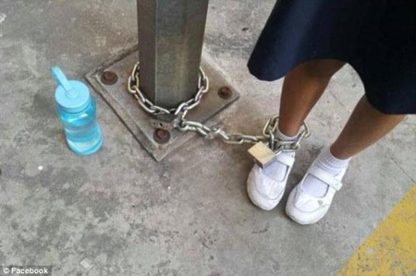Drôle de punition: une mère enchaîne sa fille à un lampadaire et la laisse là Drôle de punition: une mère enchaîne sa fille à un lampadaire et la laisse lÃ