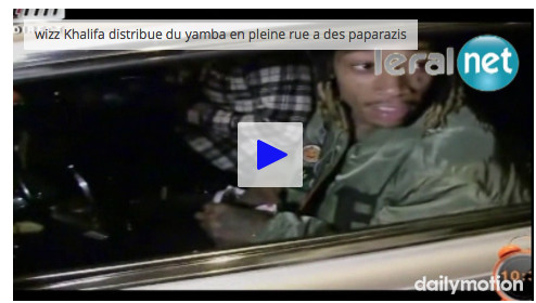 Vidéo: Incroyable : Wiz Khalifa distribue du "yamba" en pleine rue aux paparazzis Vidéo: Incroyable : Wiz Khalifa distribue du "yamba" en pleine rue aux paparazzis
