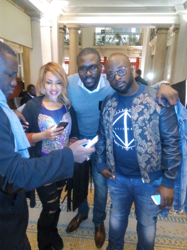 Viviane Chidid en compagnie de son manager Djidiak Diouf et Moustapha Dieng se Sen Art Vision en visite dans les studios de Sony avec Barack Adams du Sexion d'assaut.