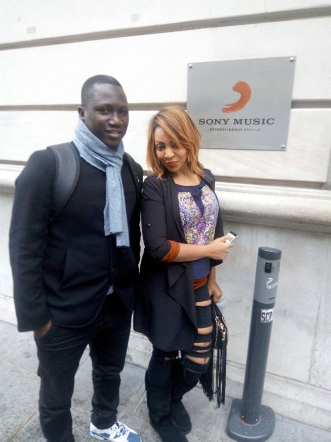 Viviane Chidid en compagnie de son manager Djidiak Diouf et Moustapha Dieng se Sen Art Vision en visite dans les studios de Sony avec Barack Adams du Sexion d'assaut.