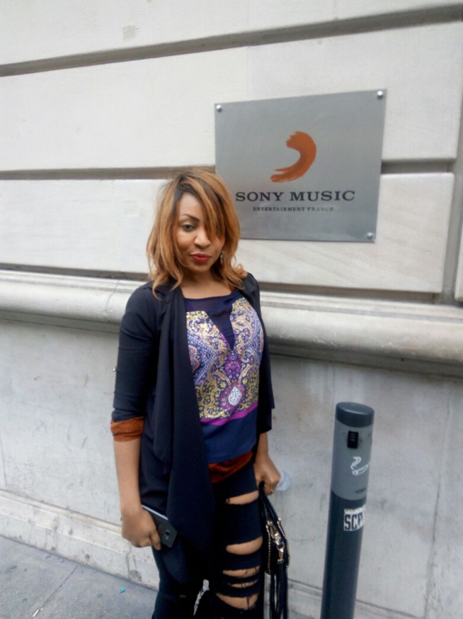 Viviane Chidid en compagnie de son manager Djidiak Diouf et Moustapha Dieng se Sen Art Vision en visite dans les studios de Sony avec Barack Adams du Sexion d'assaut.