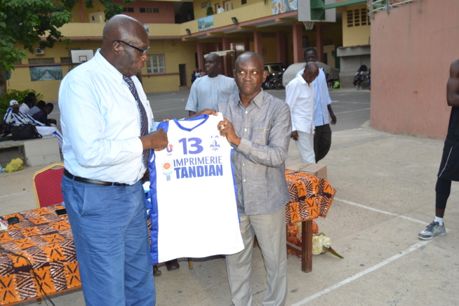 Don d'équipements sportifs, Baba Tandian apporte son soutien au J A. Don d'équipements sportifs, Baba Tandian apporte son soutien au J A.