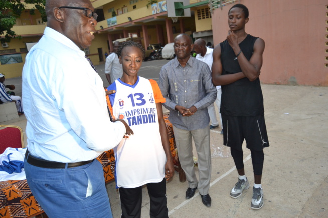 Don d'équipements sportifs, Baba Tandian apporte son soutien au J A. Don d'équipements sportifs, Baba Tandian apporte son soutien au J A.