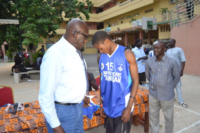 Don d'équipements sportifs, Baba Tandian apporte son soutien au J A. Don d'équipements sportifs, Baba Tandian apporte son soutien au J A.
