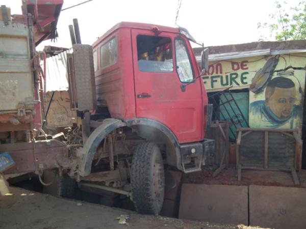 Tragédie à Guédiawaye : Un mendiant de 6 ans éventré par un camion, sous les yeux de son jumeau et de sa maman mendiante Tragédie à Guédiawaye : Un mendiant de 6 ans éventré par un camion, sous les yeux de son jumeau et de sa maman mendiante