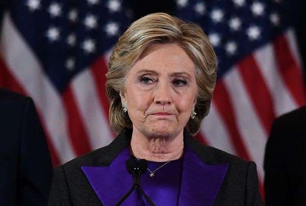 Hillary Clinton accuse le chef du FBI d'avoir "stoppé l'élan de sa campagne" Hillary Clinton accuse le chef du FBI d'avoir "stoppé l'élan de sa campagne"