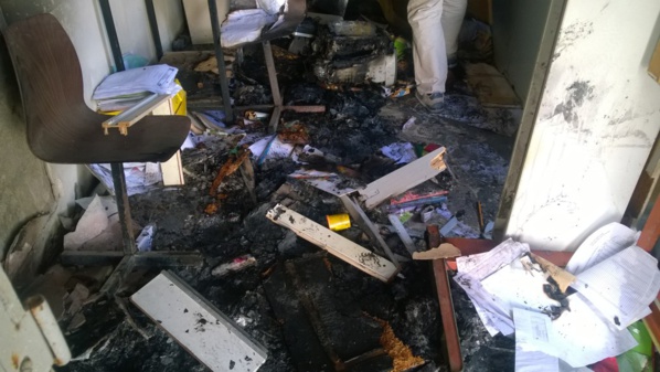 Urgent- Emeutes à Saint louis: Les manifestants brûlent le poste de la gendarmerie de Guet-ndar Urgent- Emeutes à Saint louis: Les manifestants brûlent le poste de la gendarmerie de Guet-ndar