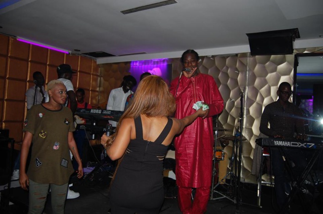 La reine du "Djolof band" Viviane Chidid met le feu au Duplexe. Desormais rendez-vous tous les vendredi.