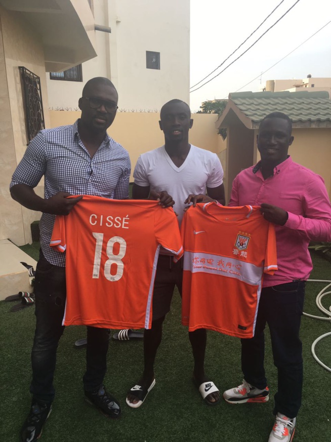 Papis Demba Cisse offre des maillots à Djidiack Diouf et Moustapha Dieng de Sen Art Vision Papis Demba Cisse offre des maillots à Djidiack Diouf et Moustapha Dieng de Sen Art Vision