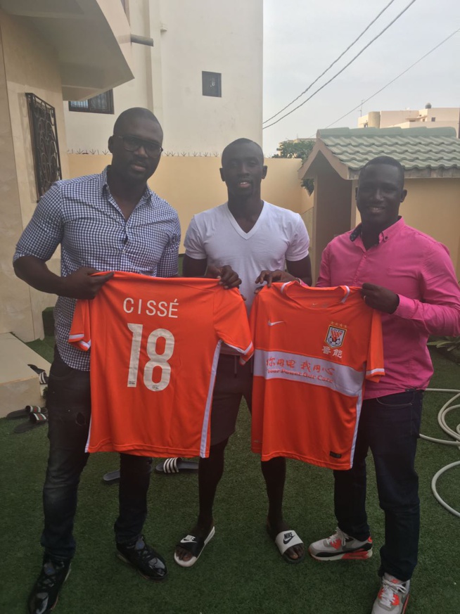 Papis Demba Cisse offre des maillots à Djidiack Diouf et Moustapha Dieng de Sen Art Vision Papis Demba Cisse offre des maillots à Djidiack Diouf et Moustapha Dieng de Sen Art Vision