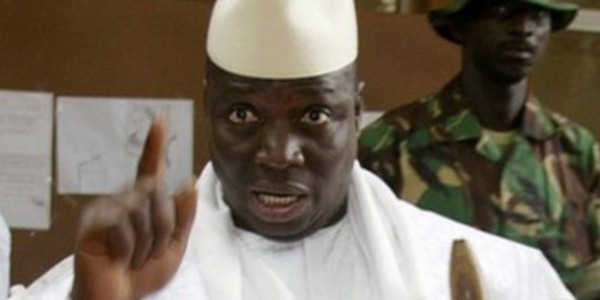 En meeting à Farafégné, Yaya Jammeh humilie l’imam qui devait prier pour lui En meeting à Farafégné, Yaya Jammeh humilie l’imam qui devait prier pour lui