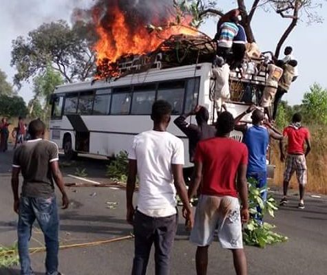 En route pour le Magal…Le bus des thiantacounes prend feu En route pour le Magal…Le bus des thiantacounes prend feu