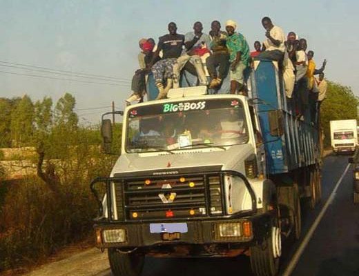 Urgent-Accident: Renversement D’un Camion Transportant Des Fidéles Urgent-Accident: Renversement D’un Camion Transportant Des Fidéles