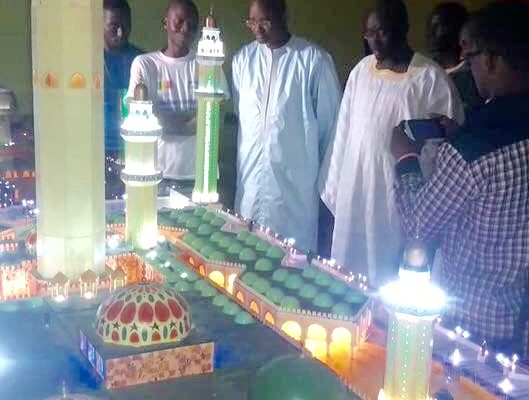 Regardez le cadeau symbolique d’un Talibé Tidiane à Cheikh Sidy Mokhtar Mbacké (photos) Regardez le cadeau symbolique d’un Talibé Tidiane à Cheikh Sidy Mokhtar Mbacké (photos)