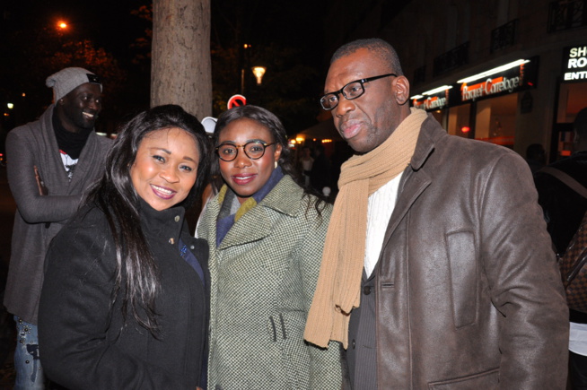 Soda Boussou entourée de Mame Ndiaye l'épouse de Mbaye Dieye et Mory Thoune pour le concert de Bataclan Soda Boussou entourée de Mame Ndiaye l'épouse de Mbaye Dieye et Mory Thoune pour le concert de Bataclan