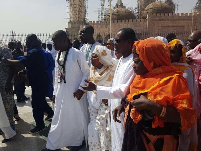 MAGAL TOUBA: « Ziar » de Cheikh Amar accompagné de sa mère et de Kader Ndiaye vice président du Holding Amar au Grande Mosquée de Touba. "les singes out pour cette année"