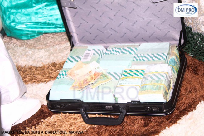 Photos : des mallettes pleines de billets de banque en guise de «Adiya» des Thiantacounes à Cheikh Bethio Photos : des mallettes pleines de billets de banque en guise de «Adiya» des Thiantacounes à Cheikh Bethio