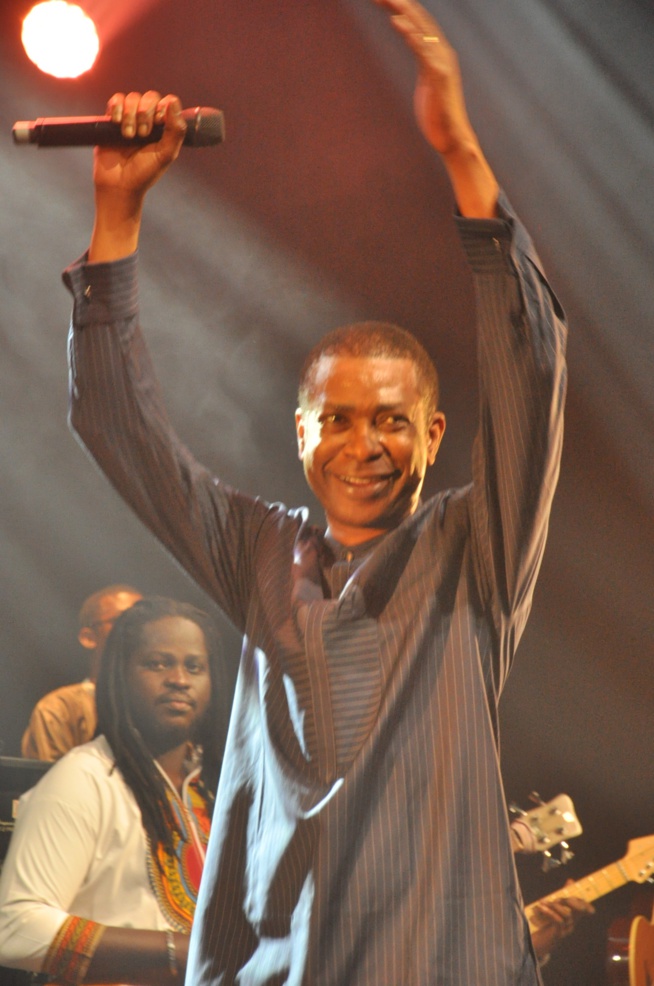 Youssou Ndour impressionnant au Bataclan, regardez Youssou Ndour impressionnant au Bataclan, regardez
