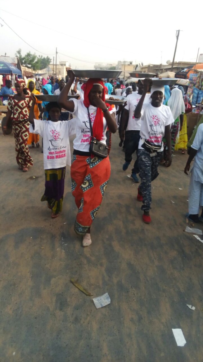 Oeuvres sociales: L'équipe de la marmite du coeur offre des "Berndés" aux talibés lors du Magal de Touba. Oeuvres sociales: L'équipe de la marmite du coeur offre des "Berndés" aux talibés lors du Magal de Touba.