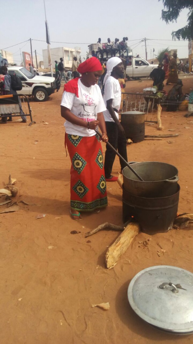 Oeuvres sociales: L'équipe de la marmite du coeur offre des "Berndés" aux talibés lors du Magal de Touba. Oeuvres sociales: L'équipe de la marmite du coeur offre des "Berndés" aux talibés lors du Magal de Touba.