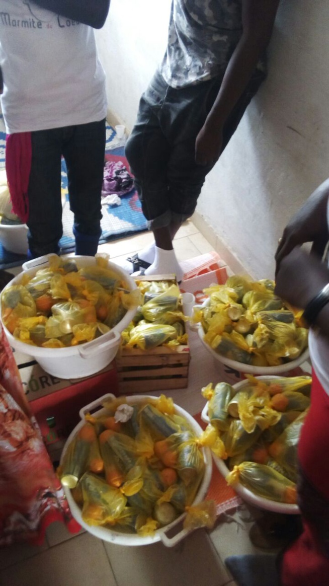 Oeuvres sociales: L'équipe de la marmite du coeur offre des "Berndés" aux talibés lors du Magal de Touba. Oeuvres sociales: L'équipe de la marmite du coeur offre des "Berndés" aux talibés lors du Magal de Touba.