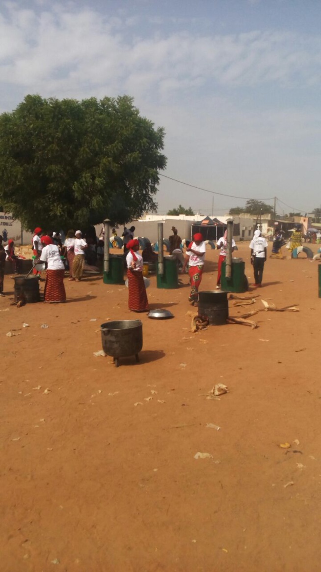 Oeuvres sociales: L'équipe de la marmite du coeur offre des "Berndés" aux talibés lors du Magal de Touba. Oeuvres sociales: L'équipe de la marmite du coeur offre des "Berndés" aux talibés lors du Magal de Touba.