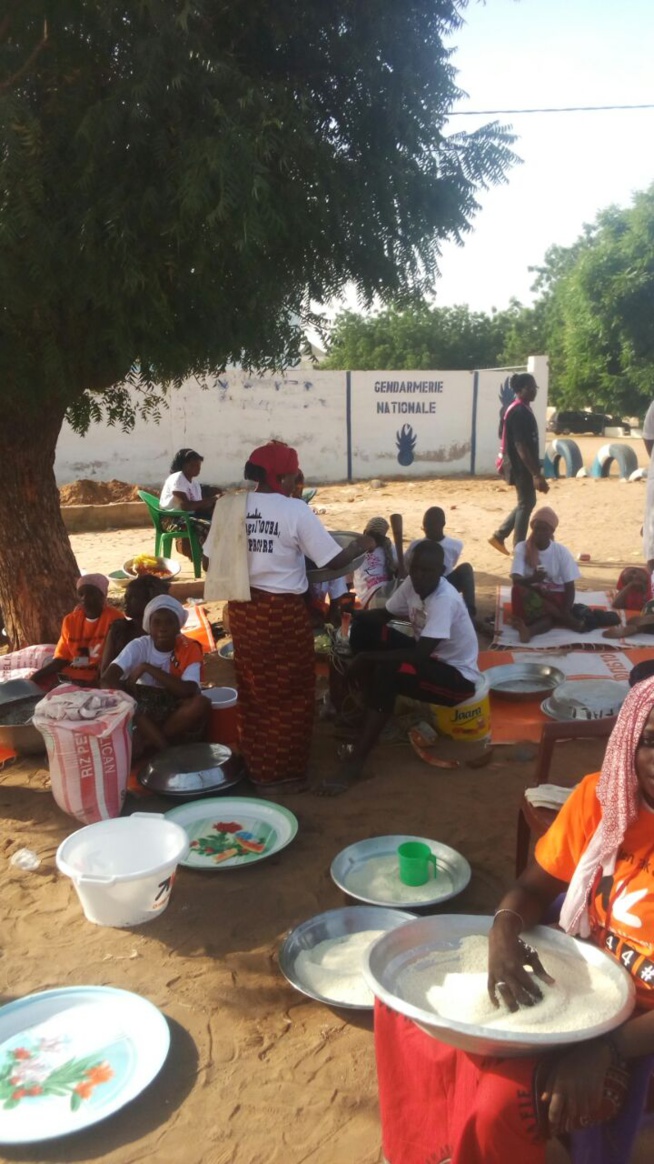 Oeuvres sociales: L'équipe de la marmite du coeur offre des "Berndés" aux talibés lors du Magal de Touba.