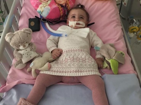 La petite fille qui devait être débranchée, a ouvert les yeux La petite fille qui devait être débranchée, a ouvert les yeux