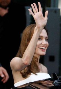 Angoissée par le divorce, Angelina Jolie est descendue à 34 kg Angoissée par le divorce, Angelina Jolie est descendue à 34 kg