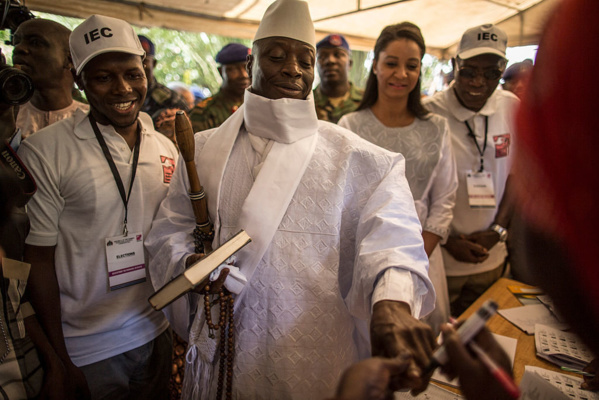 Présidentielle en Gambie : Yahya Jammeh battu, devrait faire prochainement une déclaration à la télévision nationale pour reconnaître sa défaite Présidentielle en Gambie : Yahya Jammeh battu, devrait faire prochainement une déclaration à la télévision nationale pour reconnaître sa défaite