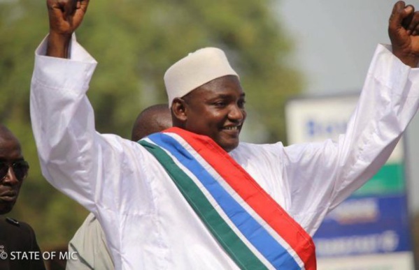 Adama Barrow, 51 ans, ancien vigile de supermarché en Grande-Bretagne, supporter des "Gunners" d'Arsenal