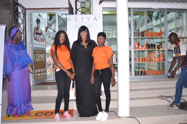 La marque MAKARI SUISSE arrive à Dakar, représentée par Esprit Cosmétique sise à Sacré Coeur à 300 m de la boulangerie Jaune. Pape Diouf et Waly Seck à l'inauguration. La marque MAKARI SUISSE arrive à Dakar, représentée par Esprit Cosmétique sise à Sacré Coeur à 300 m de la boulangerie Jaune. Pape Diouf et Waly Seck à l'inauguration.