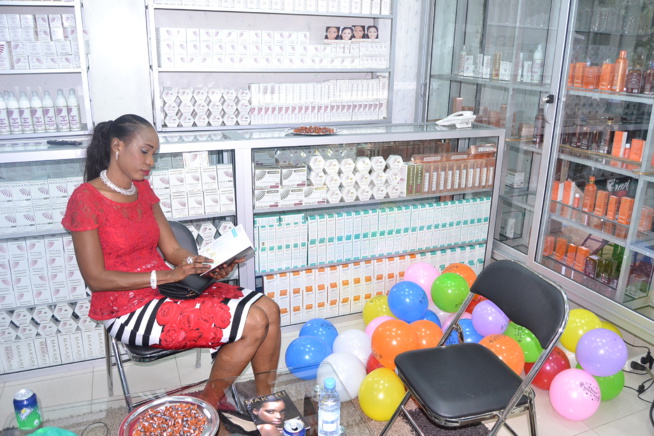 La marque MAKARI SUISSE arrive à Dakar, représentée par Esprit Cosmétique sise à Sacré Coeur à 300 m de la boulangerie Jaune. Pape Diouf et Waly Seck à l'inauguration. La marque MAKARI SUISSE arrive à Dakar, représentée par Esprit Cosmétique sise à Sacré Coeur à 300 m de la boulangerie Jaune. Pape Diouf et Waly Seck à l'inauguration.